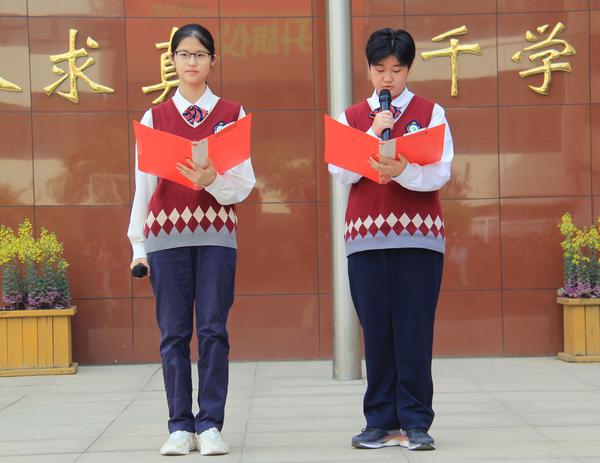 5马梦萱、于紫君同学进行国旗下演讲